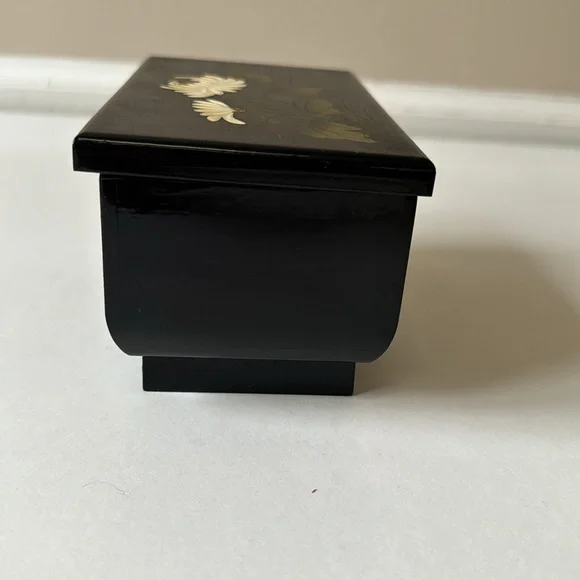 Black Japanese floral pattern lacquer musical jewelry box - Picture 6 of 10